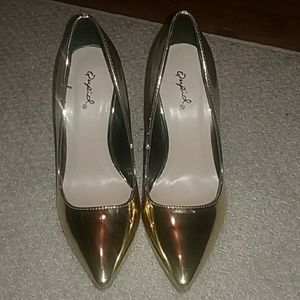 Gold patent pumps